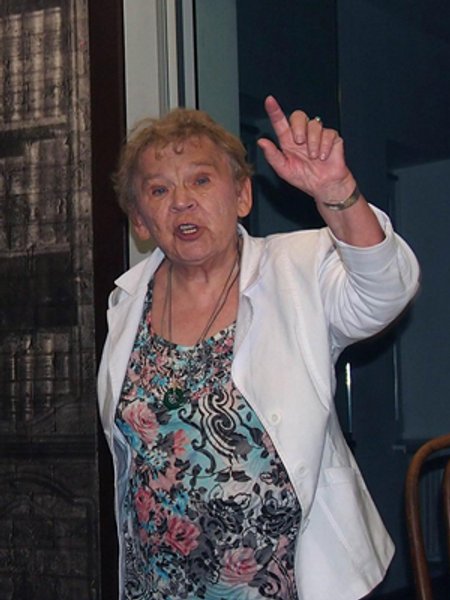 

Мариэтта была верна себе и науке. И побеждала — систему, окружающий мрак, запреты. В этой маленькой женщине чувствуется сила. И эта сила открывала даже наглухо закрытые двери
