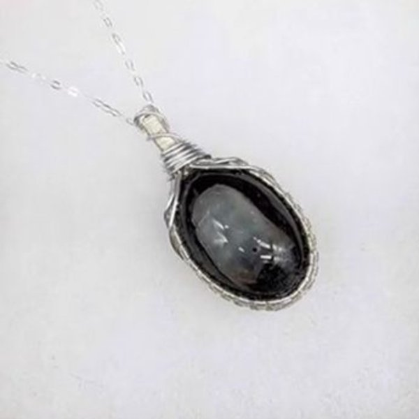 Дівчина зробила кулон з нігтя, кулон, намисто, старий ніготь, сімейна реліквія, незвичайна прикраса, курйози, соцмережі