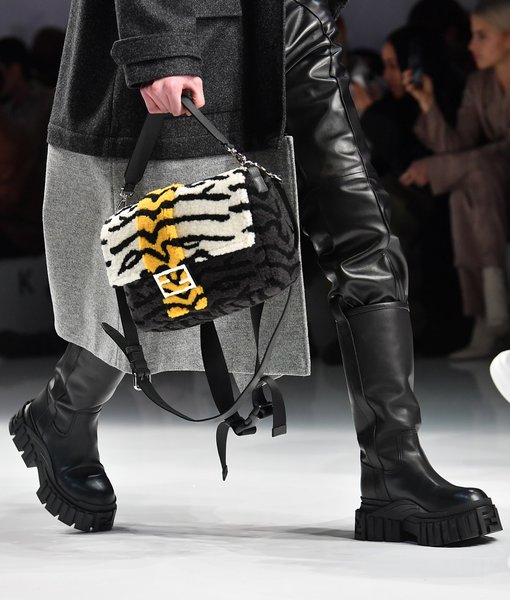 высокие сапоги, тренды осень 2021,