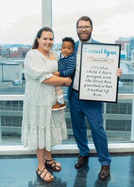 Семья усыновила брошенного мальчика, младенец, дети, приемная семья, бросили ребенка, ребенок в коробке, трогательная записка