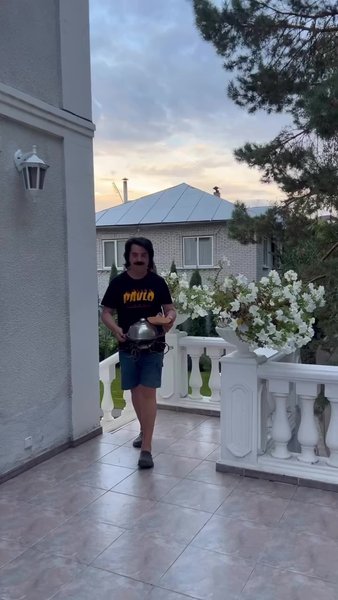 Павел Зибров несет шашлык