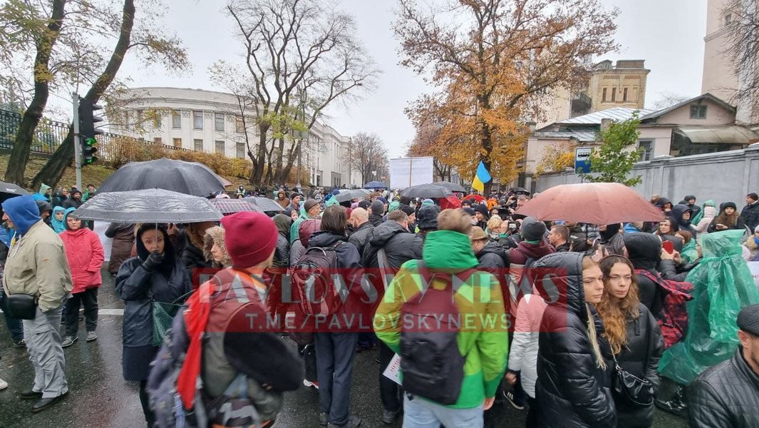 Антивакцинаторы заблокировали правительственный квартал в Киеве