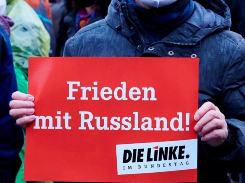 Франк Вільде показав фото Олешок, плакат на підтримку Die Linke та свій «ліфтлук» у футболці з написом "I can't adult today"