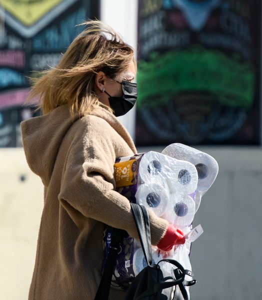 как люди живут в карантин, карантин, коронавирус, туалетная бумага, ажиотах, пустые полки