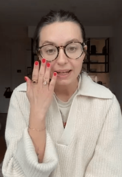 Женщину осудили, когда узнали, из чего сделан камень на ее помолвочном кольце