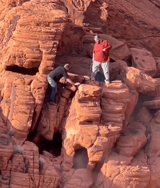 В США вандалы сбрасывают камни со скалы, вандалы, двое мужчин, разрушают скалы, сбрасывают камни, парк, расследование,