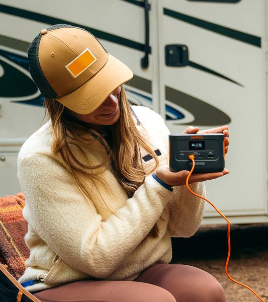 Бюджетная зарядная станция Jackery Explorer 100 Plus