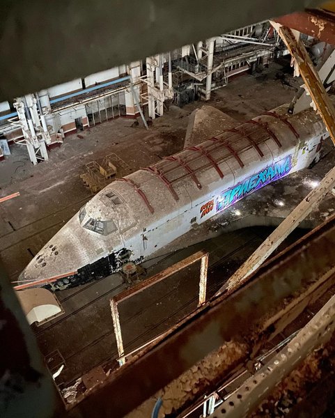 Корабель Буран з графіті в ангарі Байконура