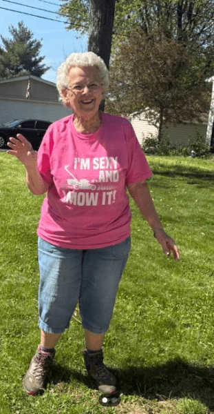 Жінка літнього віку Уніформа жінки, яка займається газонами