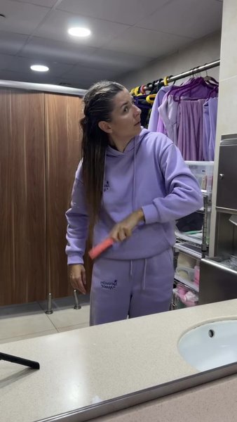 Русалка работает в Дубае без костюма