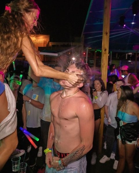 Айяна Каллас, шоу Коктейль з ляпасом подають в США, розваги, шоу, курйози, бари, атракціони, незвичний заробіток, США