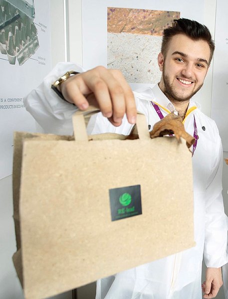 Валентин Фречка держит сумку из палой листвы