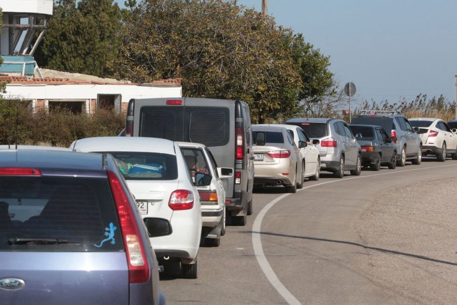 Черга на переправу та перевірка авто