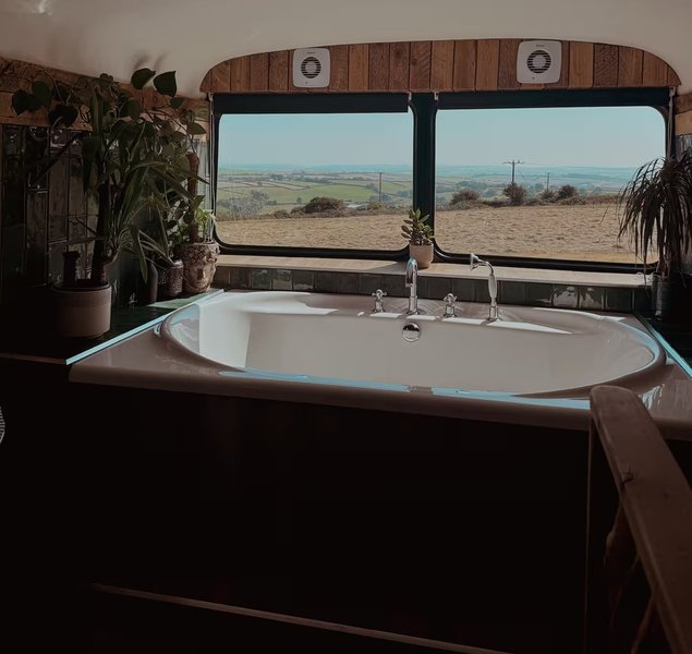 Ванну встановили біля вікна