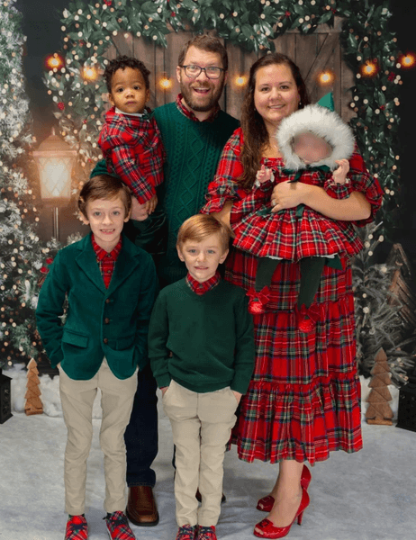 Семья усыновила брошенного мальчика, младенец, дети, приемная семья, бросили ребенка, ребенок в коробке, трогательная записка