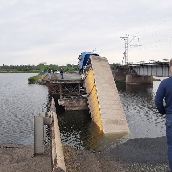 В Днепропетровской области в Каховское водохранилище обрушился Алексеевский мост