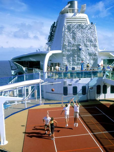 Круїз Ultimate World Cruise, організований компанією Royal Caribbean, туристи провили 9 місяців в океані