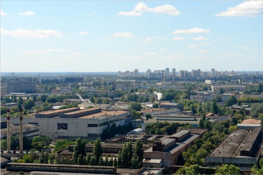 АТ "Перший київський машинобудівний завод" (завод "Більшовик"). Заснований у 1882 р, провідне підприємство серед країн СНД і Східної Європи зі створення великотоннажного, великої одиничної потужності устаткування для переробки гуми, пластмас та їх відходів. Єдиний в Києві універсальний машинобудівний комплекс з повним циклом виробництва.