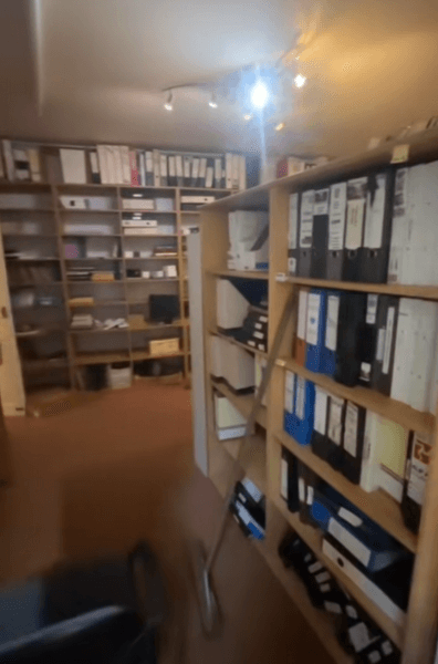 Тайная комната в квартире, коллекция, компакт-диски, библиотека, нашли в доме библиотеку, квартира диджея,