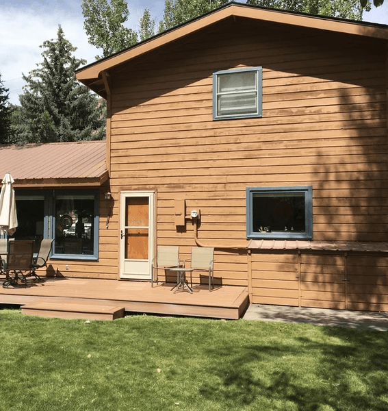 Супруги из США превратили заброшенный дом рядом с рекой в горах в роскошное жилье