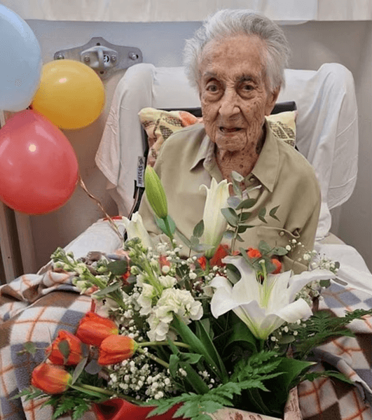 Довгожителька Марія Браньяс Морера відзначає 117-й день народження Найстаріша мешканка планети Марія Браньяс Морера з квітами і кулями в день народження