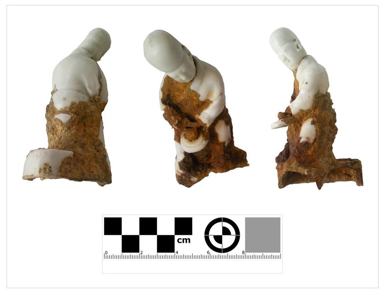 Среди найденных предметов — религиозные фигуры, изготовленные из слоновой кости и дерева, часть распятия и слоновая кость с инкрустированной золотом надписью "INRI"