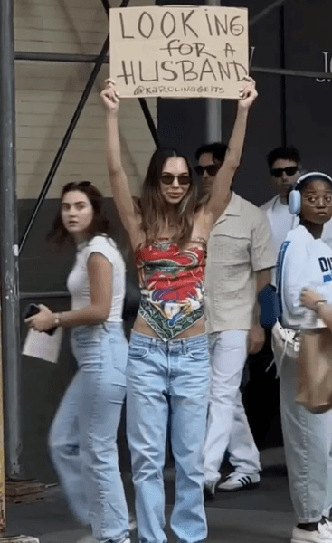 Женщина с плакатом "Ищу мужа", актриса, модель, блогер, девушка ищет вторую половинку, знакомства, соцсети, плакат, табличка