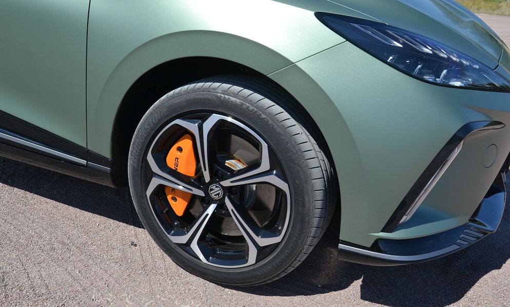 Увеличенные тормоза дополнены оранжевыми суппортами