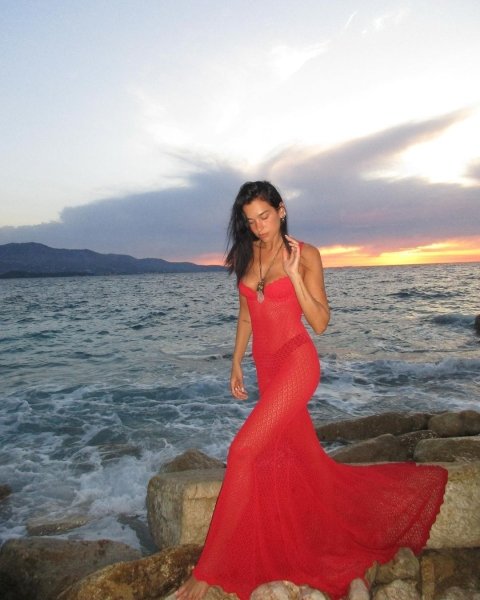 дуа липа 1 Dua Lipa, Косово, ваканционна червена рокля