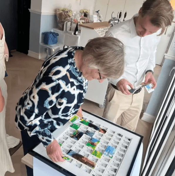 Наречений розділив сімейний портрет на 70 наборів Lego для гостей весілля