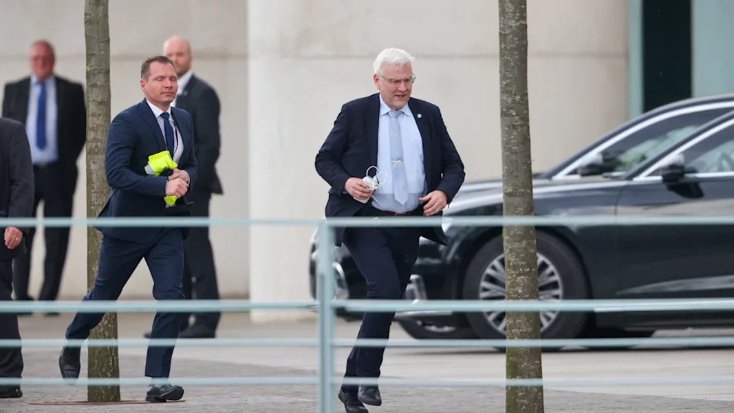 Зеленскому несут смартфон