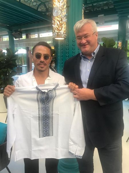 Андрій Сибіга, Нусрет Гекчё, вишиванка