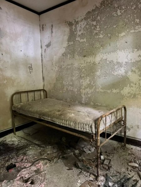 Старая кровать в больнице