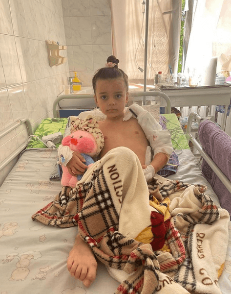 Саша Паскаль, Олександра Паскаль, протезування, дитячий протез, дитина з протезом, ракетний удар по затоці, реабілітація дитини з ампутацією, реабілітація інвалідів, допомога інвалідам