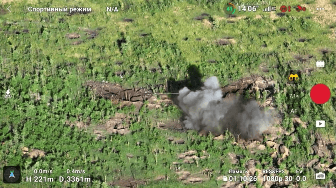 Український танк веде вогонь по окупантах під Бахмутом