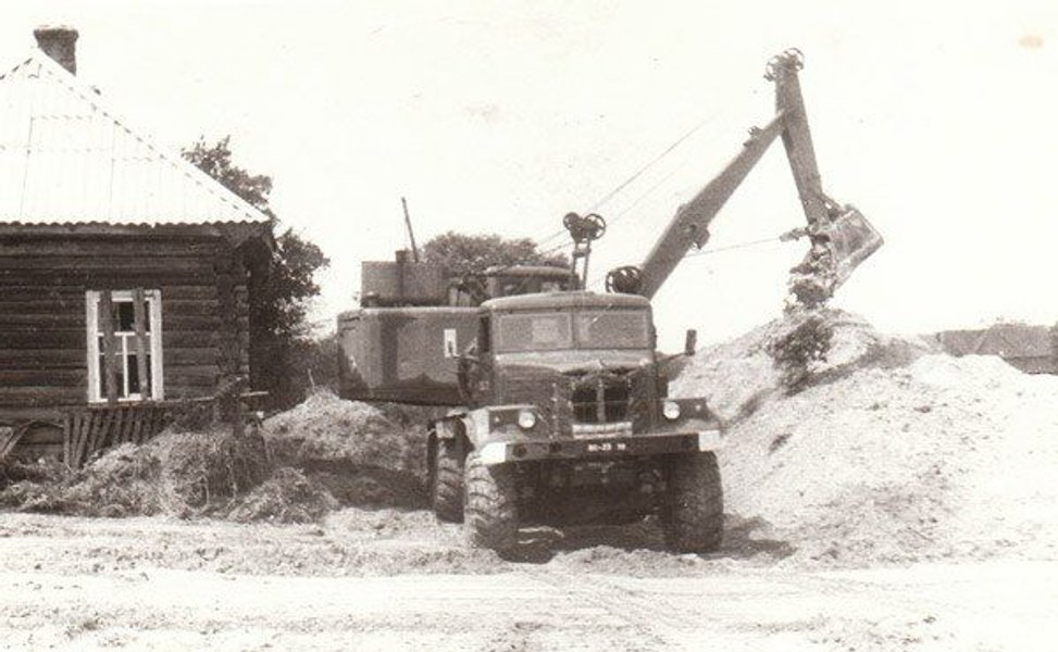 Экскаватор Э-305 на шасси КрАЗ-255 роет котлован для дома, зле предназначенного для сноса и захоронения дома, зараженного радиацией в результате аварии на Чернобыльской АЭС. Беларусь, 1988 год