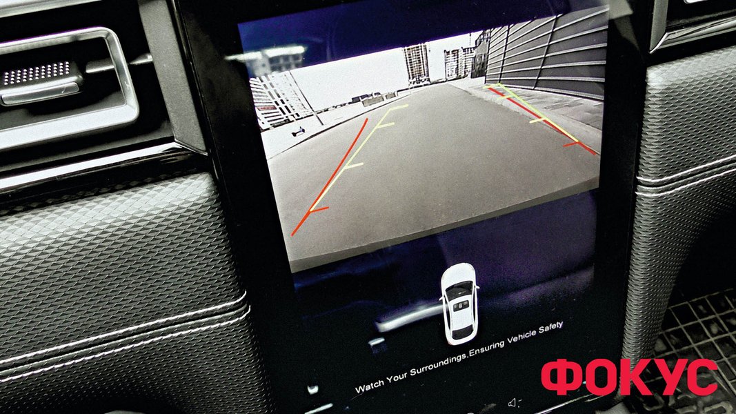 На великий монітор виводиться картинка з камери заднього виду пристойної якості