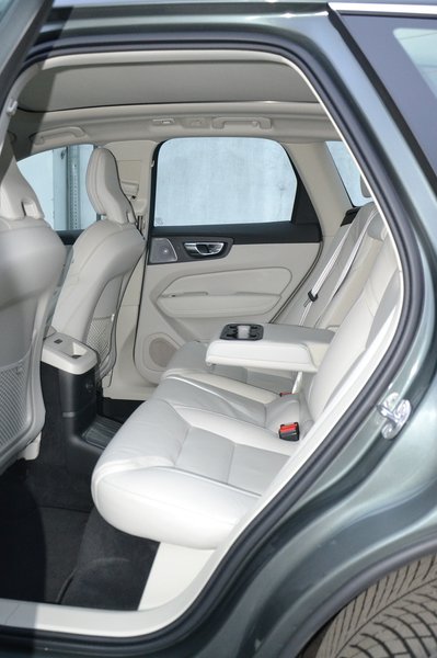 задні сидіння Volvo XC60