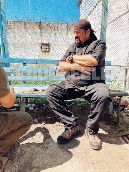 Стівен Сігал відвідав Оленівку, Стівен Сігал донбас, Стівен Сігал