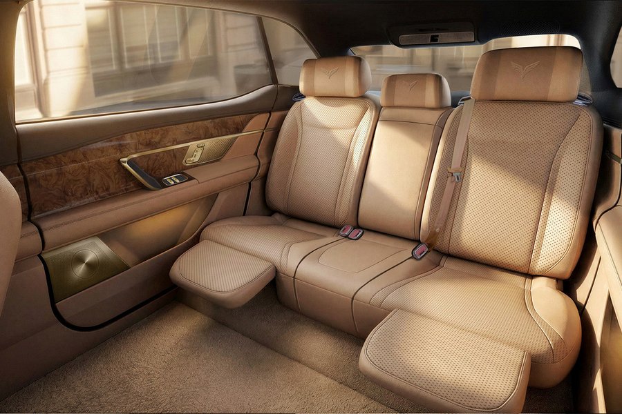 В отделке использовали кожу и дерево