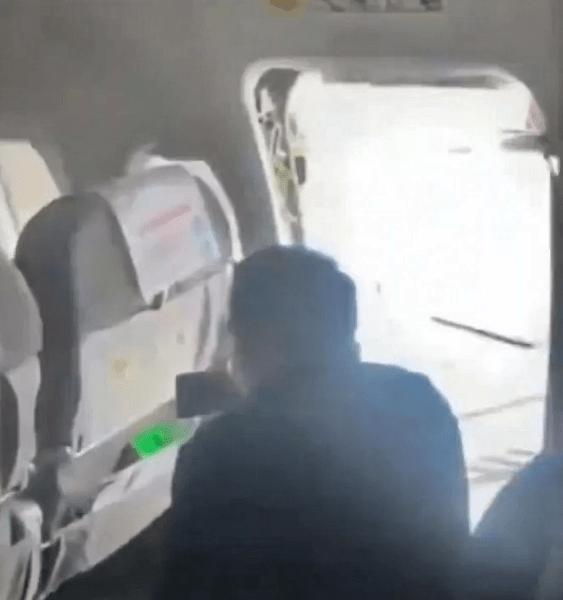 Аварійний вихід, салон літака Літак, Китай, аварійний вихід, пасажир відкрив аварійні двері, China Eastern Airlines, хаос на борту, пасажир хотів подихати