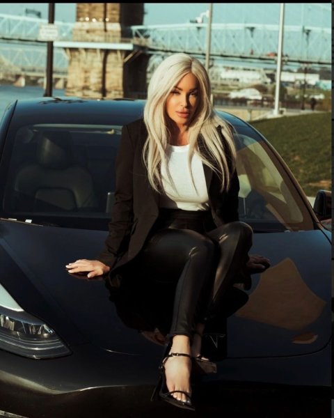 Нанетт Гаммонд Лоскіаво Колишня модель Playboy Нанетт Гаммонд Лоскіаво, Барбі-мама почала таксувати в 50 років, щоб звести кінці з кінцями