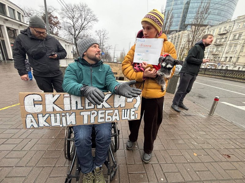 Протест у Києві протестувальник на кріслі колісному з плакатом