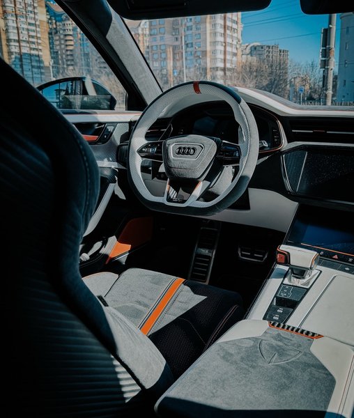 Салон украсили кожей, замшей и карбоном