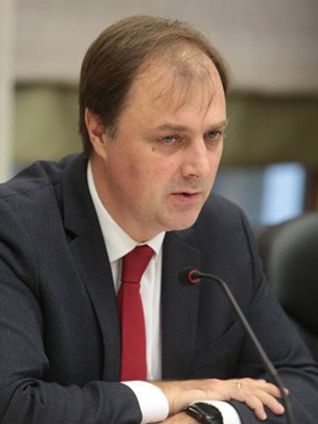   Игорь Перегинец: "Чтобы вдруг не оказаться ответственными за что-то не то, люди внутри системы предпочитают не отвечать ни за что, не проявлять инициативу никогда и ни при каких обстоятельствах" 