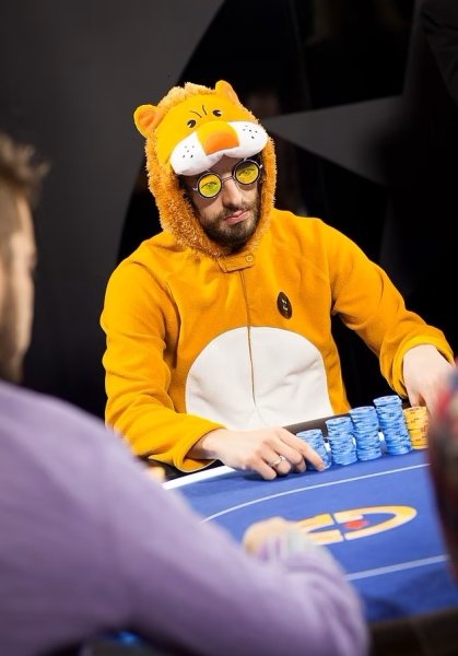 лев покер згоріла яхта, гравець у покер, яхта середземне море