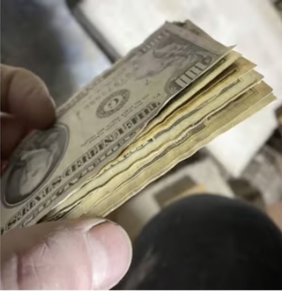 Стопка старых стодолларовых банкнот, обнаруженных в подвале старого дома во время ремонта