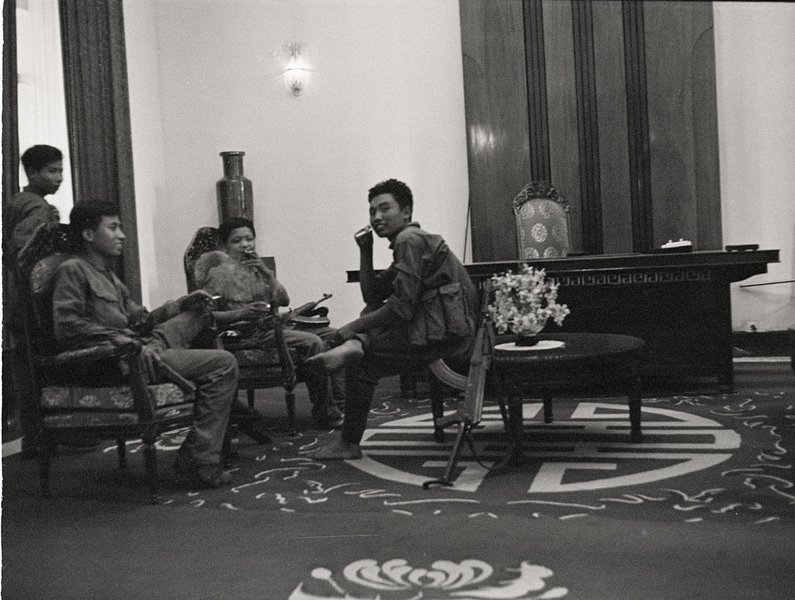 Первые военные Севера вошли в Сайгон в ночь на 30 апреля 1975 года. Уже после восхода солнца они торжествовали