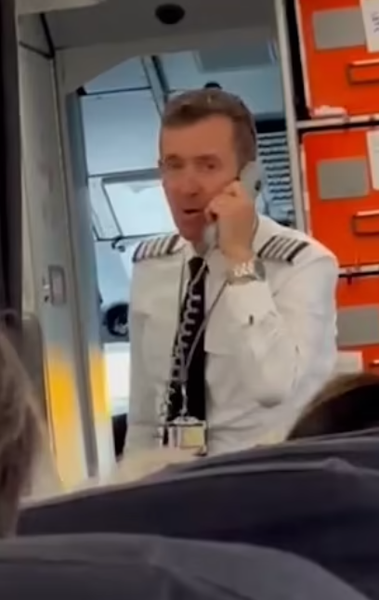 Курьезы в самолете, задержка рейса easyJet, пилот, капитан воздушного судна, скандал, Великобритания