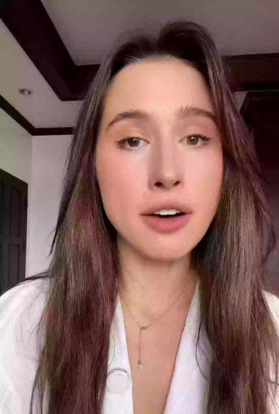 Украинская туристка, блогер, Натали Таксиси, нашла незнакомца, незнакомец под кроватью, туристка, номер отеля, чужак в комнате